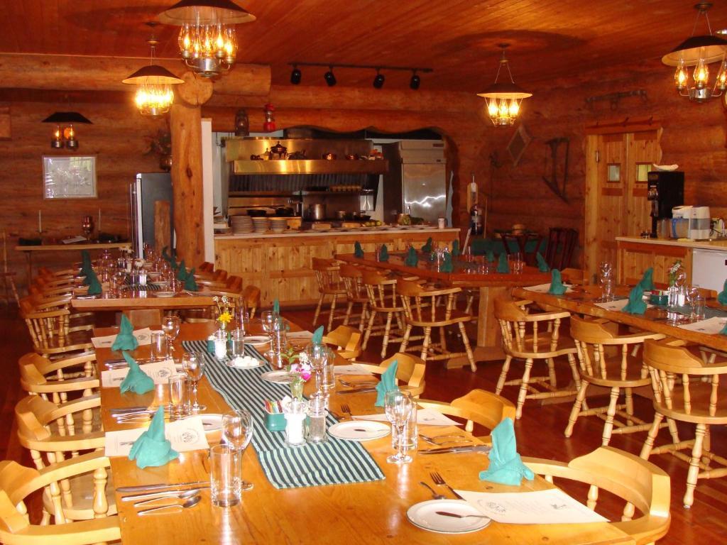 Bear Track Inn Gustavus Bagian luar foto